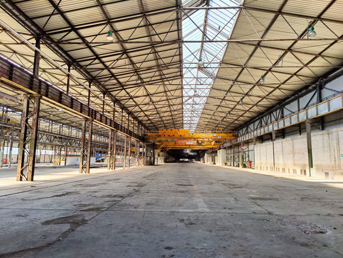 Blick in eine leerstehende Halle auf dem Gelände