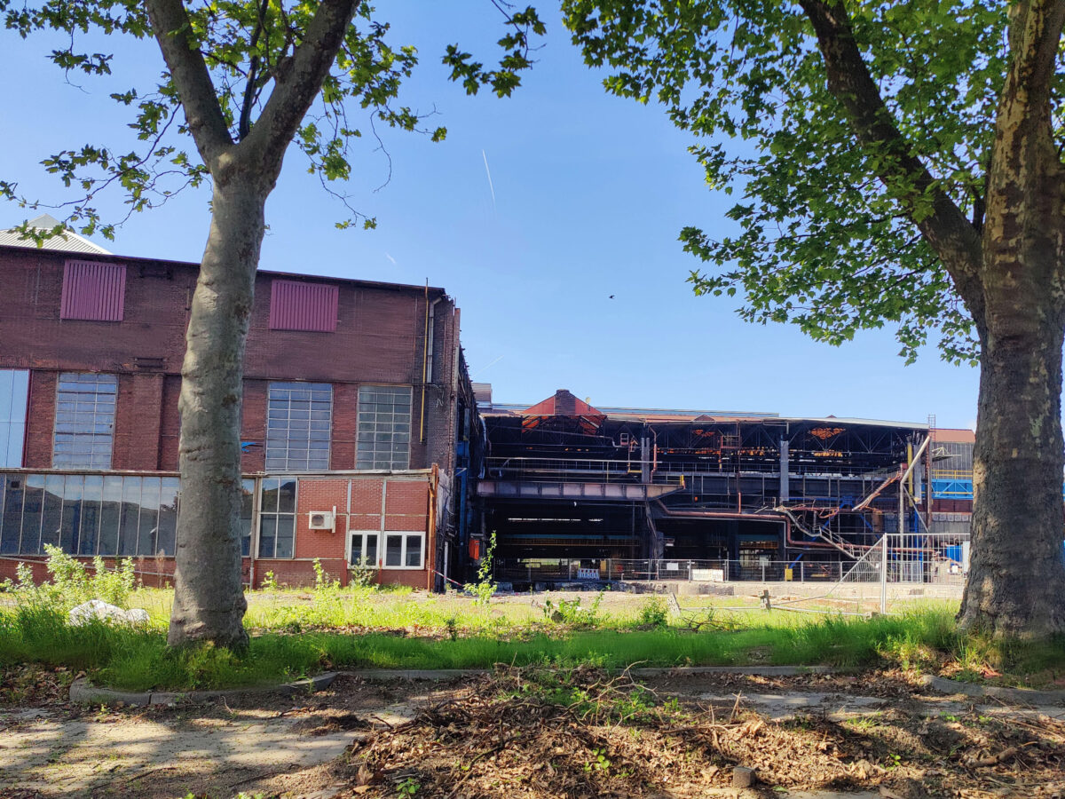Blick auf eine leerstehende Halle auf dem Gelände