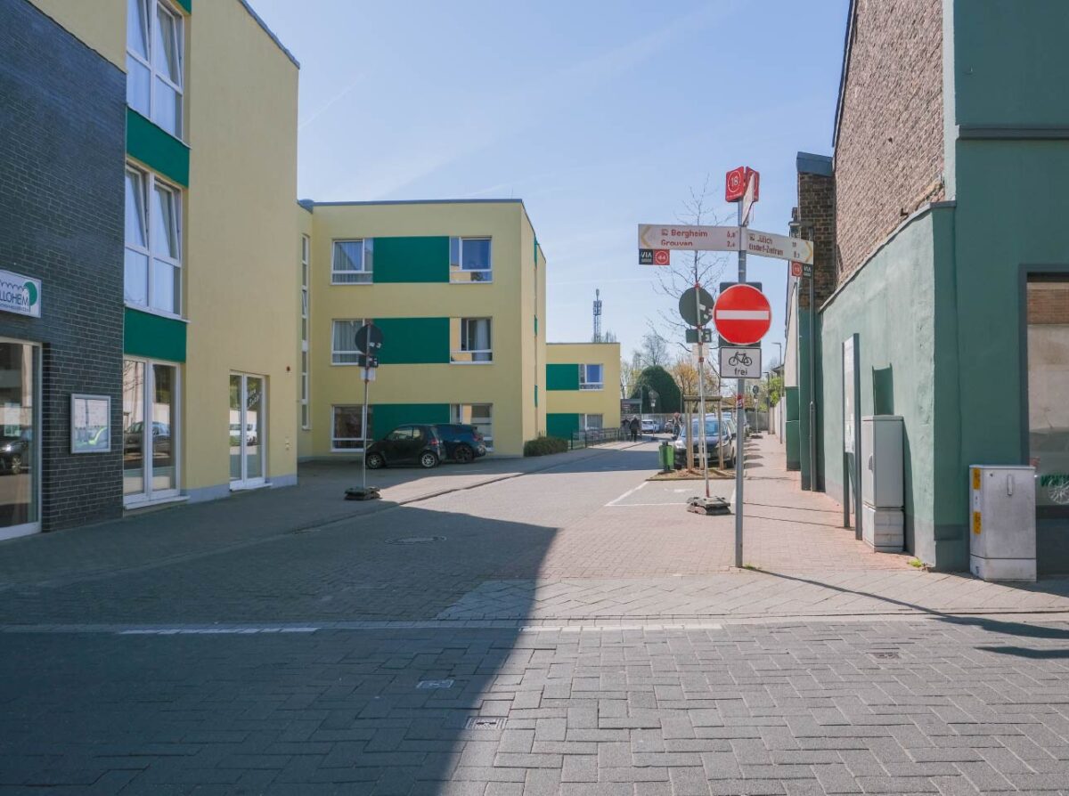 Esldorf: Blick in die Straße „Zum Ostbahnhof“ von Köln-Aachener-Straße